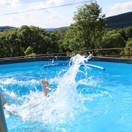 W Gorach Z Jacuzzi, Balia I Basenem