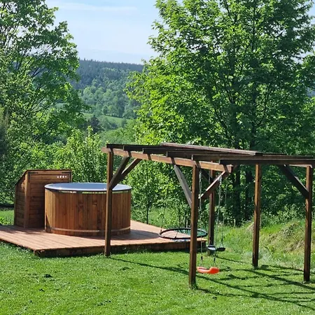 Domek w górach z jacuzzi, balią i basenem Casa de Férias Nowica